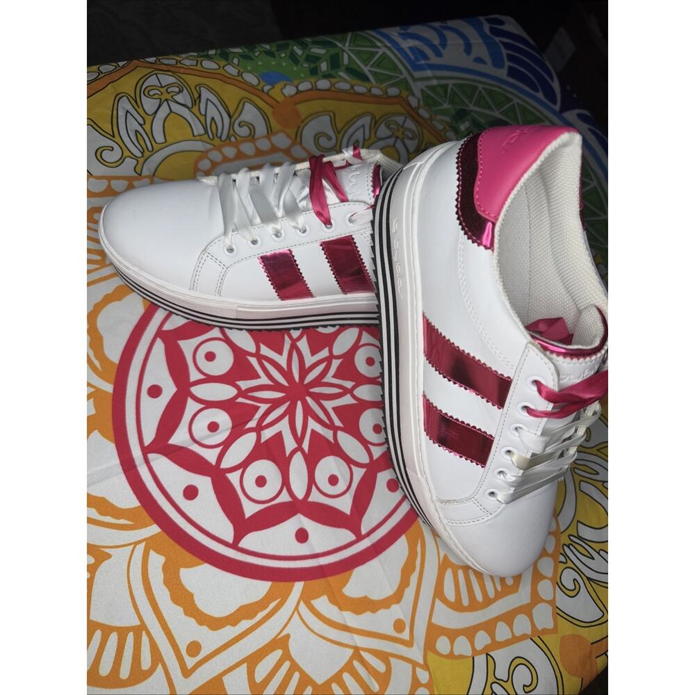 Byblos Women Platform Sneaker. Irridescent Pink Accents. US Size 8. EUR Size 40.
